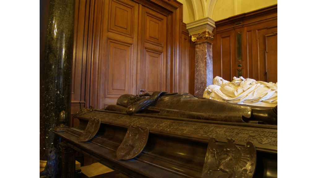 Der verzierte Sarkophag des Kurfürsten Johann Cicero. Es ist das älteste Grabmal in der Hohenzollerngruft.