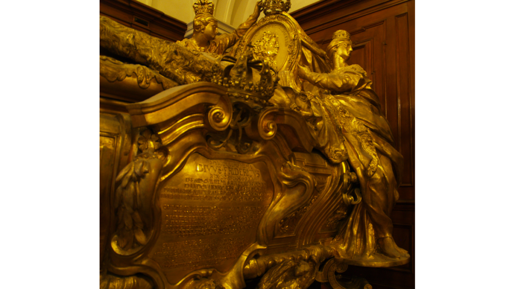 Auf dem Sarkophag Friedrich I. von Preußen halten weibliche Allegorien sein Bildnis hoch