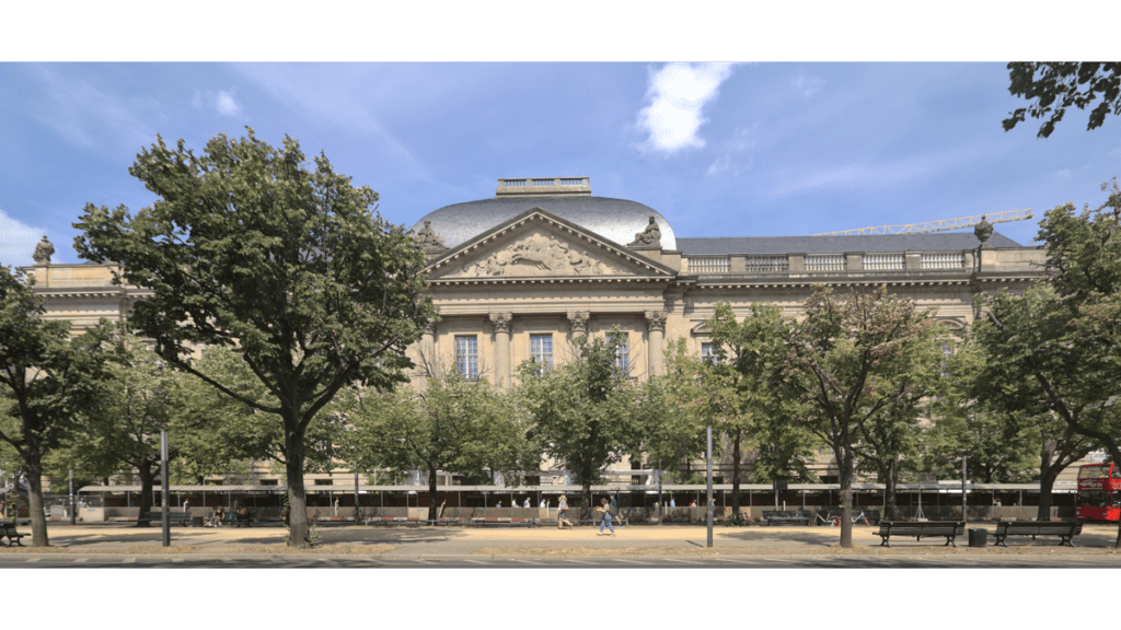 Die klassische Fassade mit Giebelportal der Staatsbibliothek in Berlin