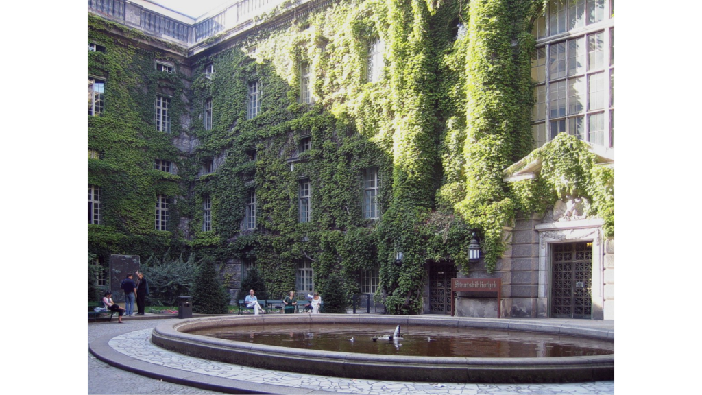 Der Innenhof der Staatsbibliothek mit einem Brunnen in der Mitte