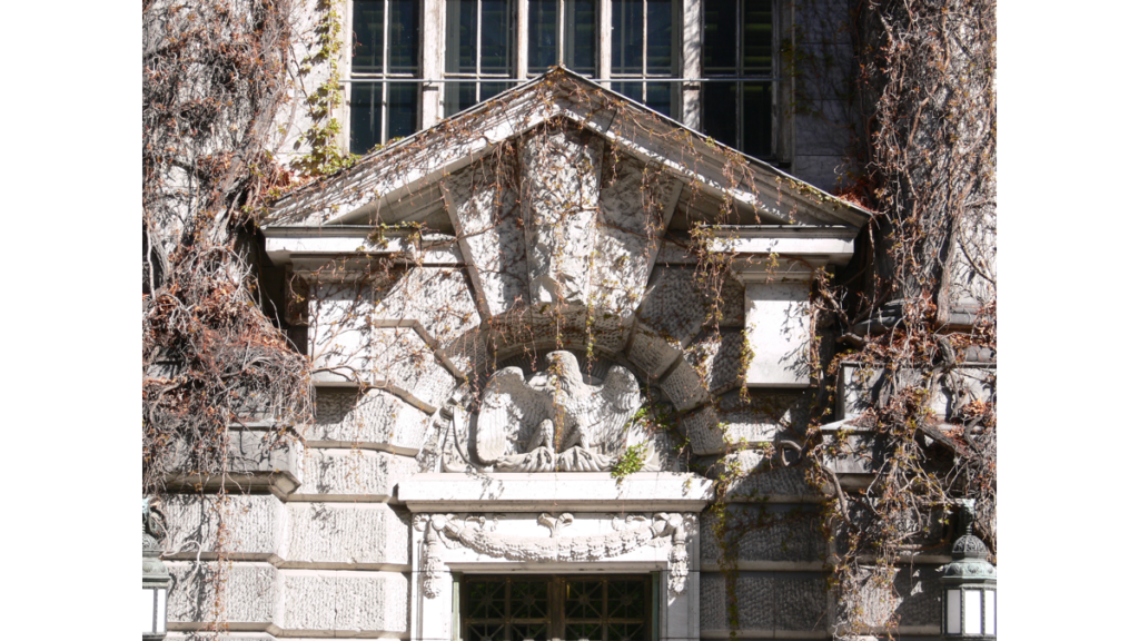 Der Giebel über dem Eingang der Staatsbibliothek zeigt einen Adler