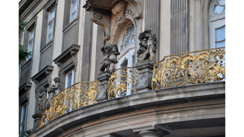 Der Balkon über dem Portal des Ephraim Palais ist mit einem goldenen, durchbrochenen Geländer und Statuen verziert