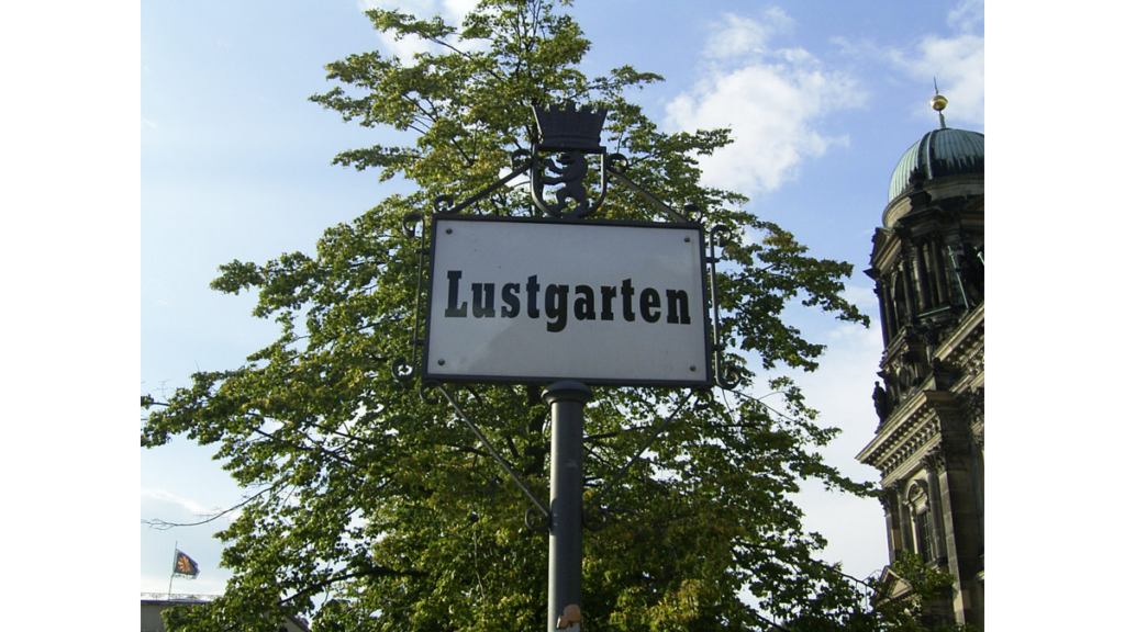 Ein Schild, über dem der Berliner Bär angebracht ist. Auf dem Schild steht Lustgarten.