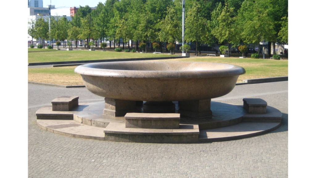 Eine riesige Granitschale, die an eine Suppenschüssel erinnert, steht mitten im Lustgarten