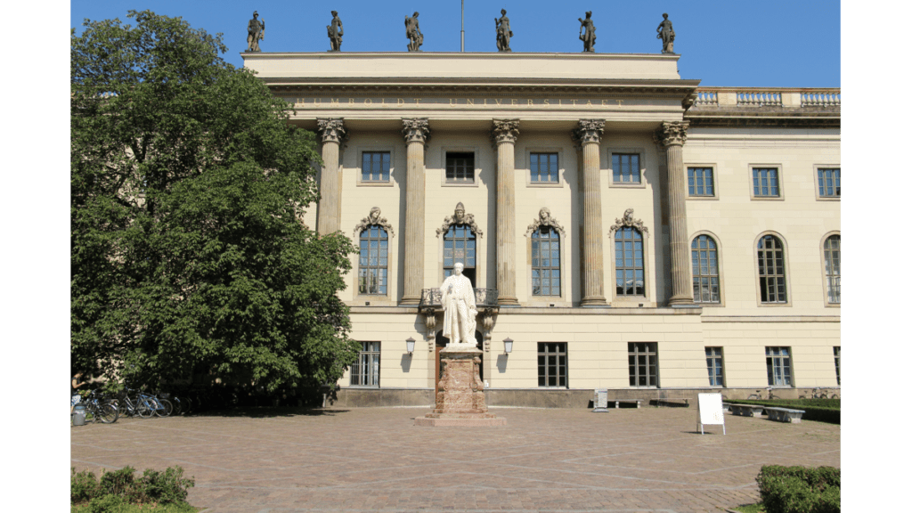Die Frontansicht der Humboldt Universität in Berlin
