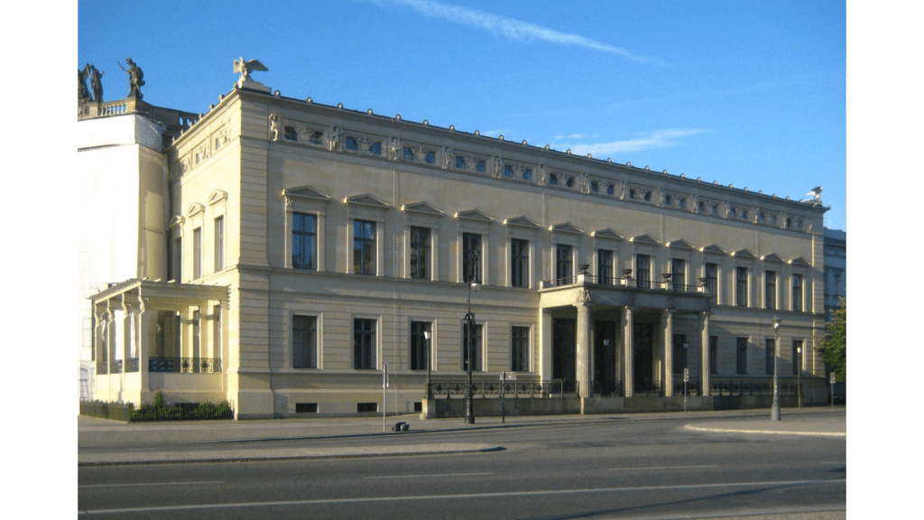 Ein klassisches dreistöckiges Gebäude mit einem großen Hauptportal, das Alte Palais