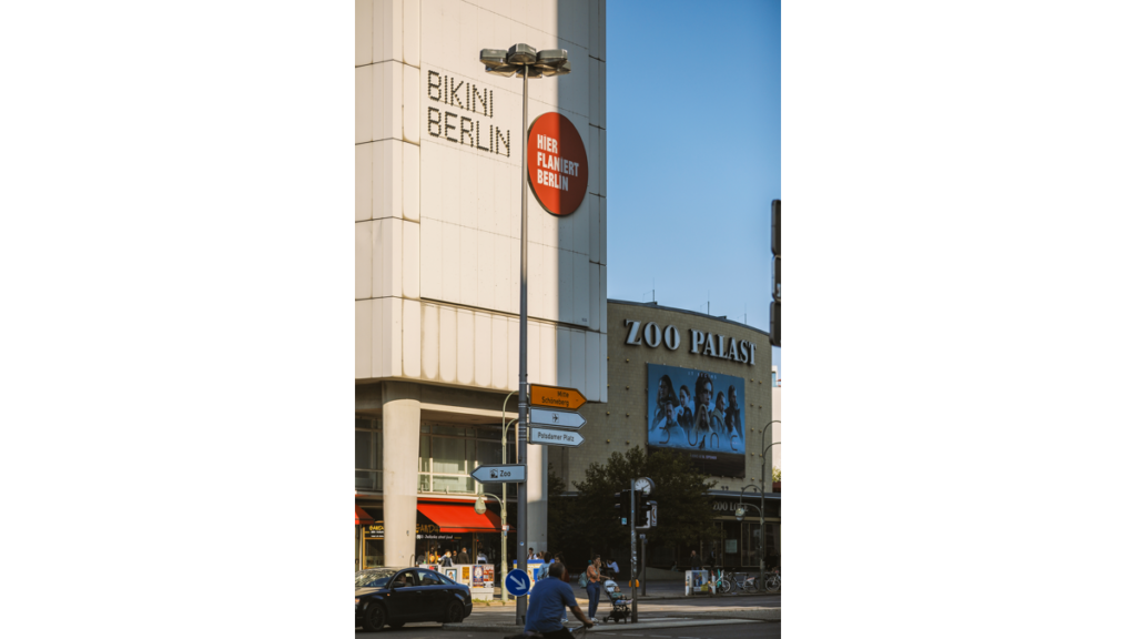 Zwei Gebäude am Bahnhof Zoo: links die Shopping-Mall "Bikini Berlin", rechts das Kino "Zoo Palast"