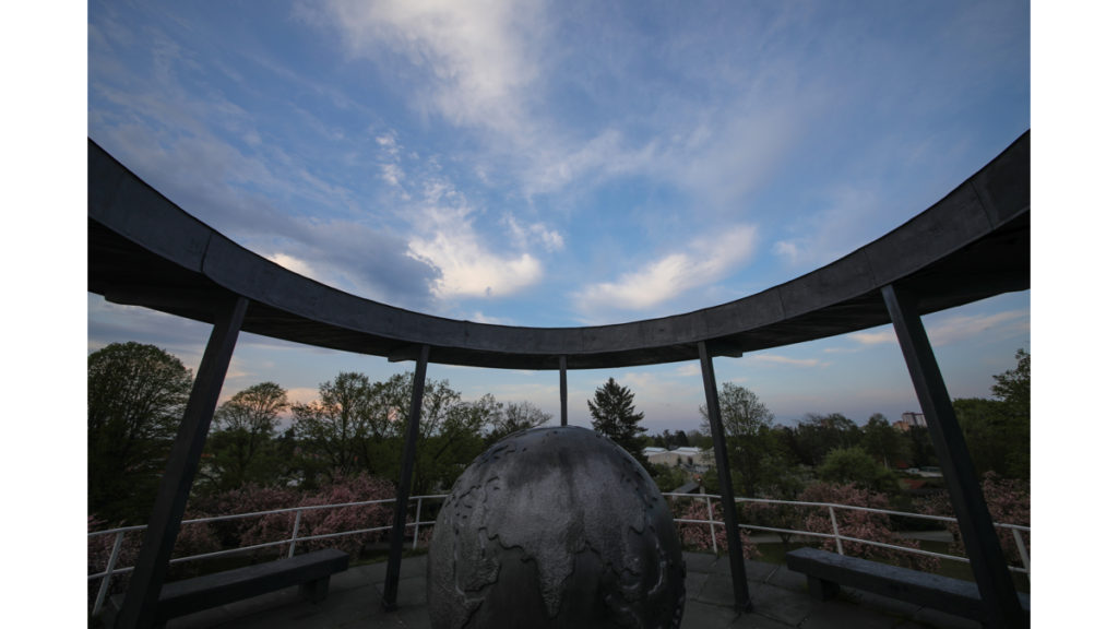 Eine Weltkugel aus Bronze auf einem Granitblock ist dem Flugpionier Otto Lilienthal gewidmet