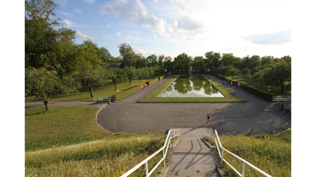 Der Blick vom Hügel des Otto Lilienthal Denkmals auf einen angelegten rechteckigen See