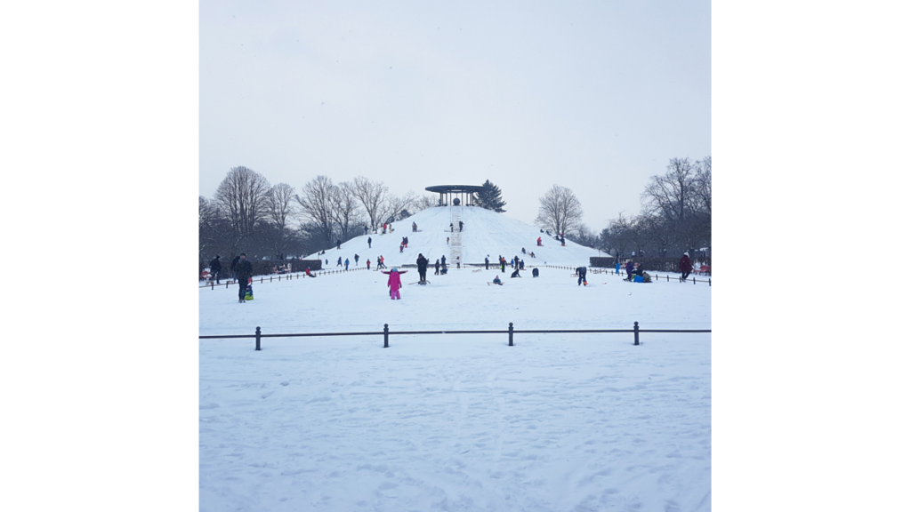 Eine winterliche Landschaft mit dem Hügel des Otto Lilienthal-Denkmals, der zum Rodeln benutzt wird