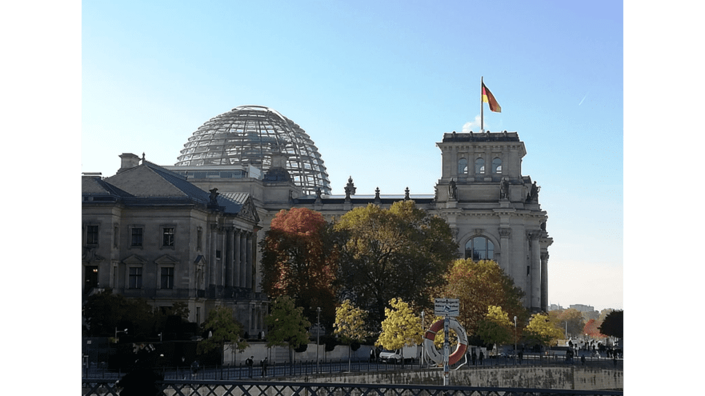 Der Blick auf das Reichtagsgebäude mit dem Deutschen Bundestag