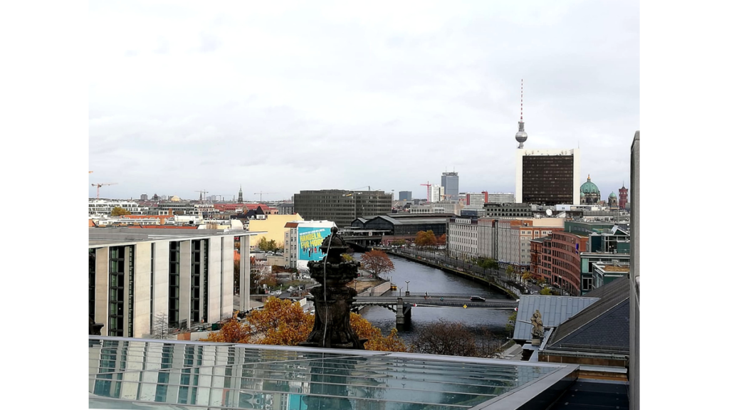 Die Aussicht von der Kuppel des Deutschen Bundestages über Berlin