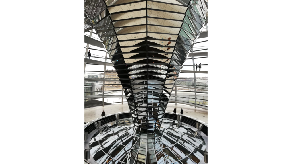 Durch Spiegel in der Kuppel des Bundestages wird nachhaltig Energie erzeugt