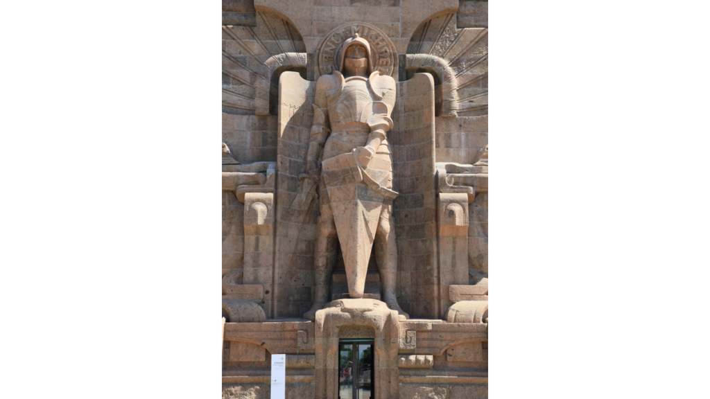 Die steinerne Figur des Erzengels Michael wacht in Rüstung über dem Eingang zum Völkerschlachtdenkmal