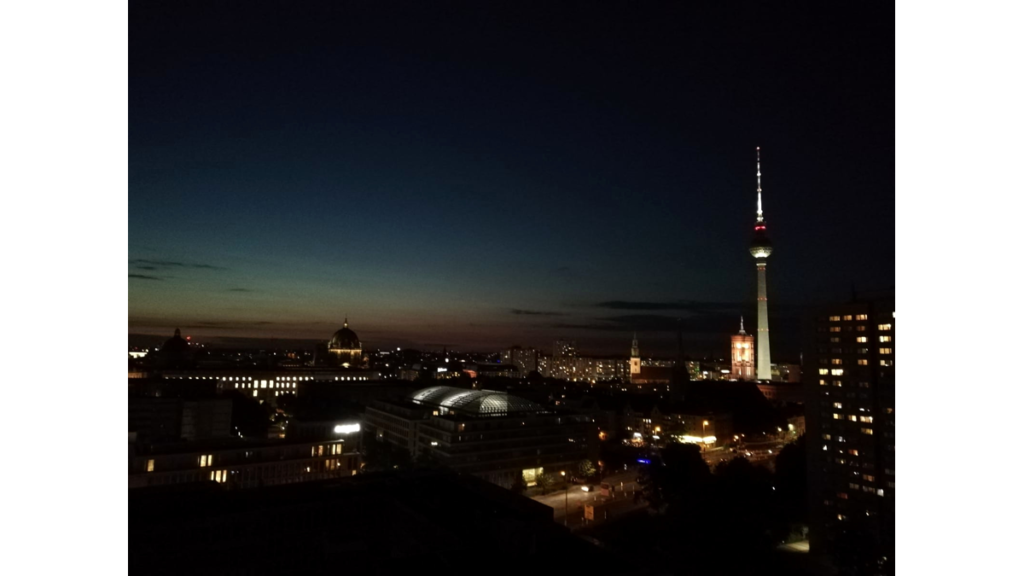 Die Aussicht aus dem 16. Stock über Berlin im Dunkeln von einem Hochhaus von der Fischerinsel mit dem Fernsehturm, dem Dom und dem Roten Rathaus