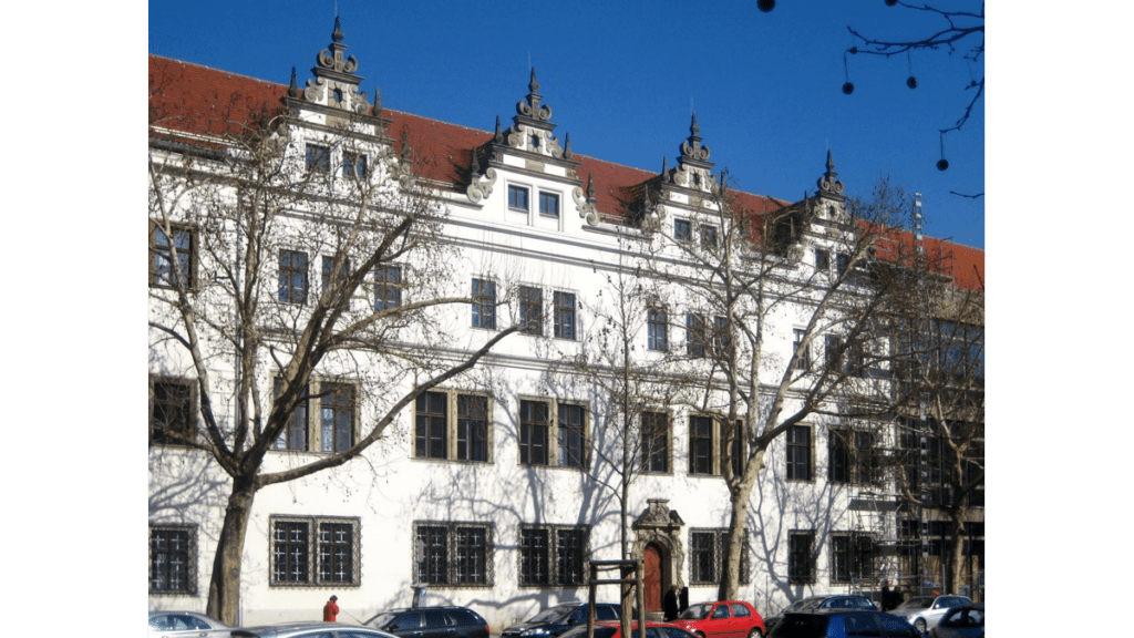 Ein dreistöckiges, langgezogenes Wohnhaus im Renaissance-Stil mit vier kleinen Giebeln: das Ribbeck-Haus in Berlin
