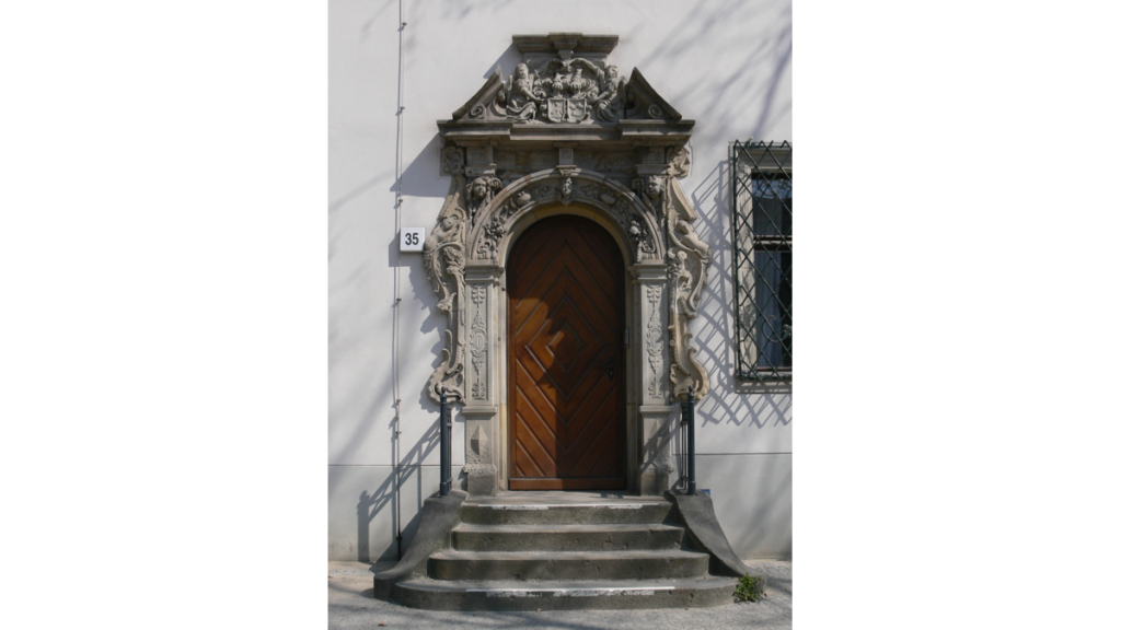 Das rundbogige Eingangsportal ins Ribbeck-Haus mit Engelsverzierungen und einem Wappen