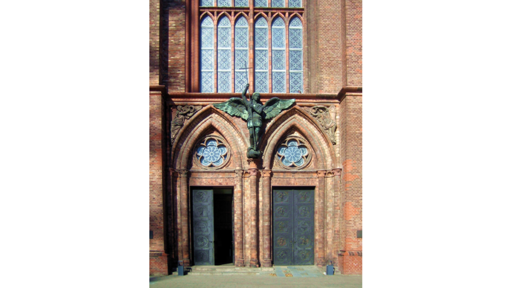Das Hauptportal der Friedrichswerderschen Kirche mit der Bronzefigur des Erzengels Michael
