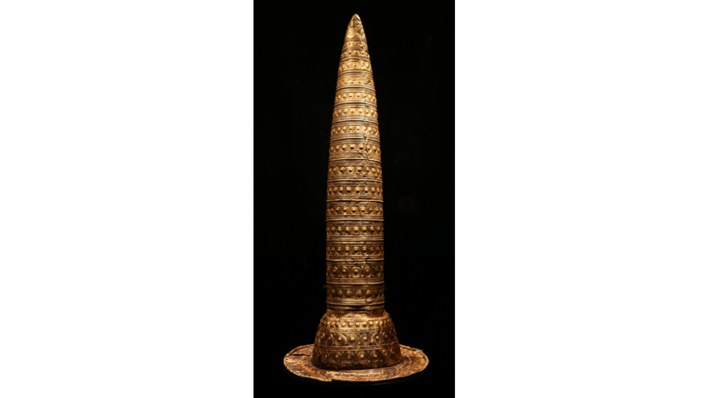 Ein extrem in die Länge gezogener goldener Hut aus der Bronzezeit im Neuen Museum in Berlin