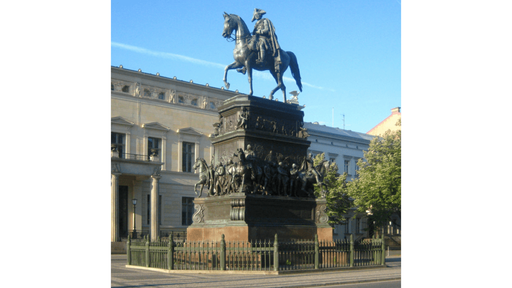 Das Reiterstandbild Friedrichs des Großen zeigt den König zu Pferde. Darunter sind ihm wichtige Personen verewigt