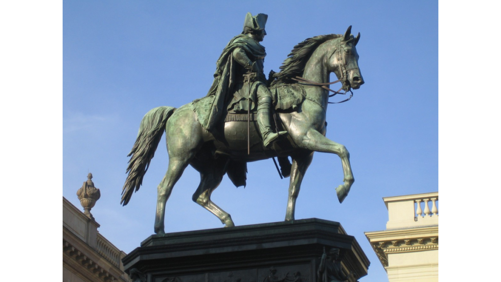 Das Reiterstandbild Friedrichs des Großen von der Seite gesehen zeigt den preußischen Monarchen in militärischer Tracht auf seinem Lieblingspferd Condé