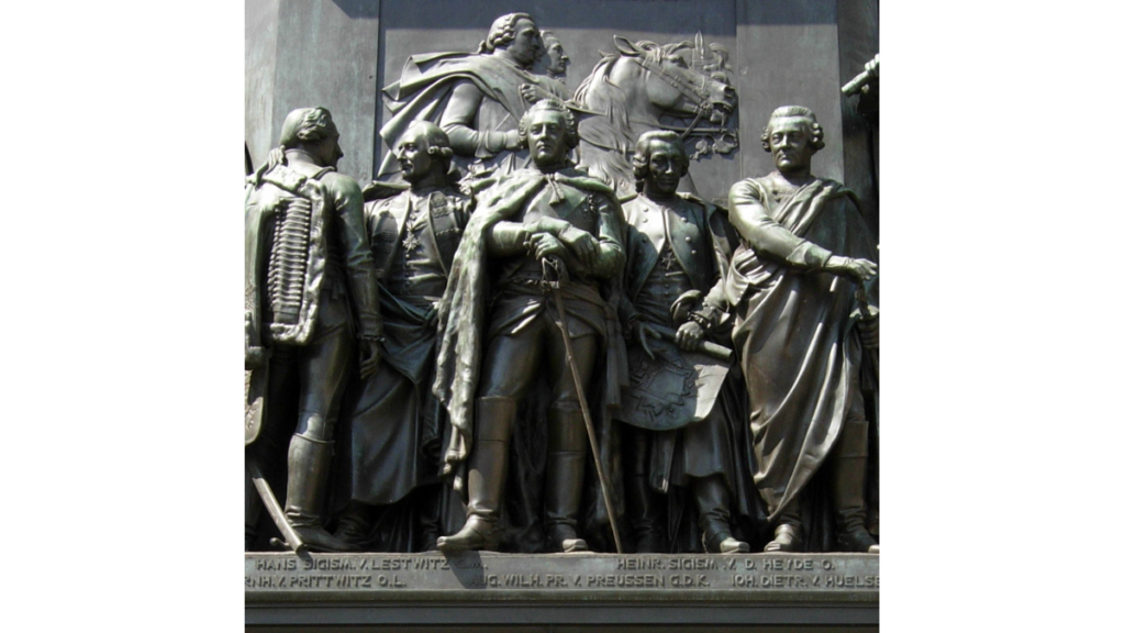 Eine Detailansicht der Figuren am Reiterstandbild Friedrichs des Großem zeigt August Wilhelm, Prinz von Preußen