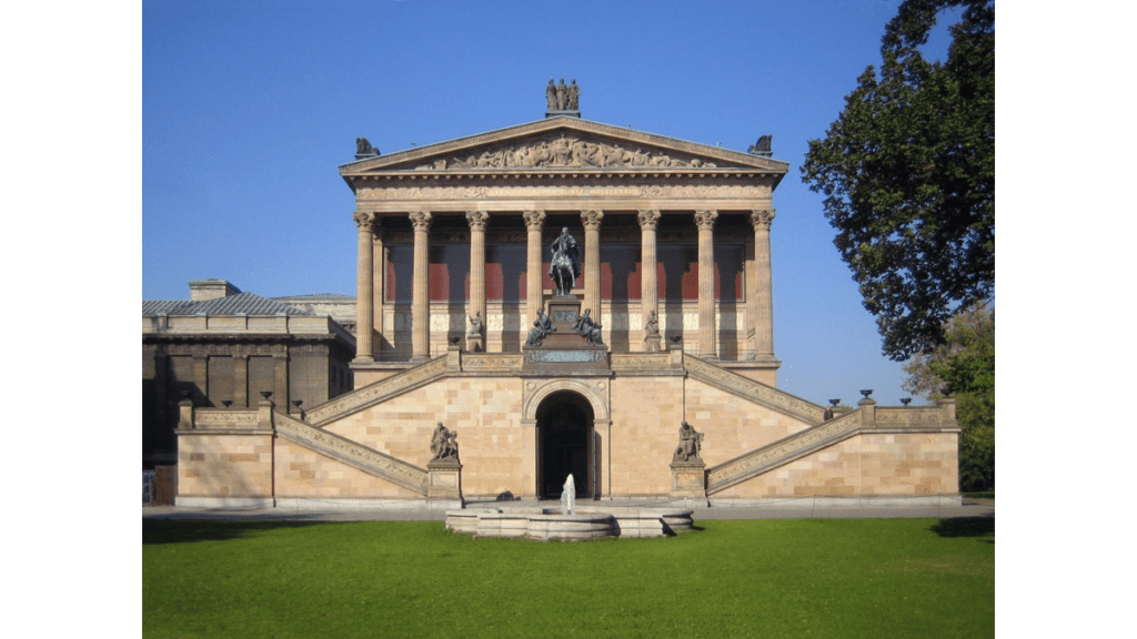 Der Blick vom Springbrunnen aus auf die klassische Frontfassade der Alten Nationalgalerie. In der Mitte über einen doppelten Treppenaufgang das Reiterstandbild Friedrich Wilhelms des IV.