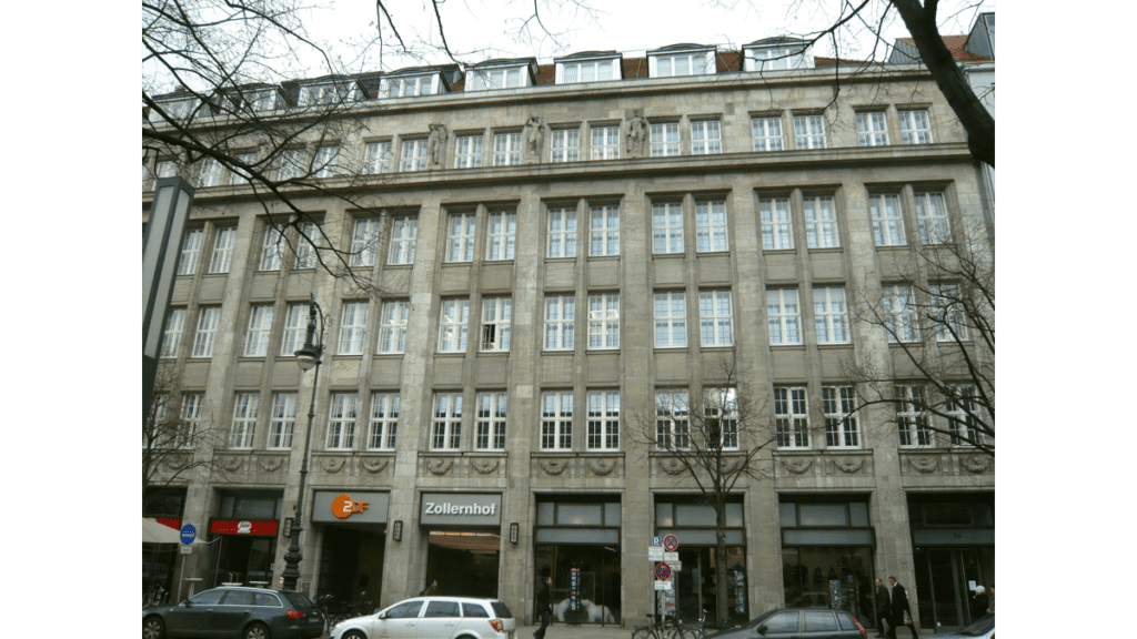 Eine fünfstöckige Fassade mit dem Eingang in das ZDF-Hauptstadtstudio