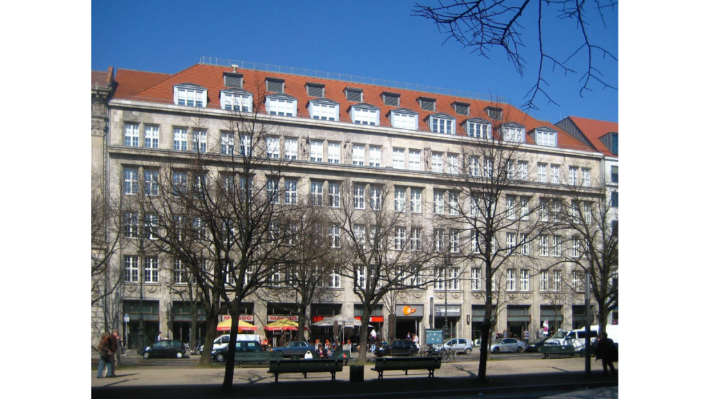 Die fünfstöckige Fassade des alten Zollernhofes, das heute dem ZDF als Hauptstadtstudio dient