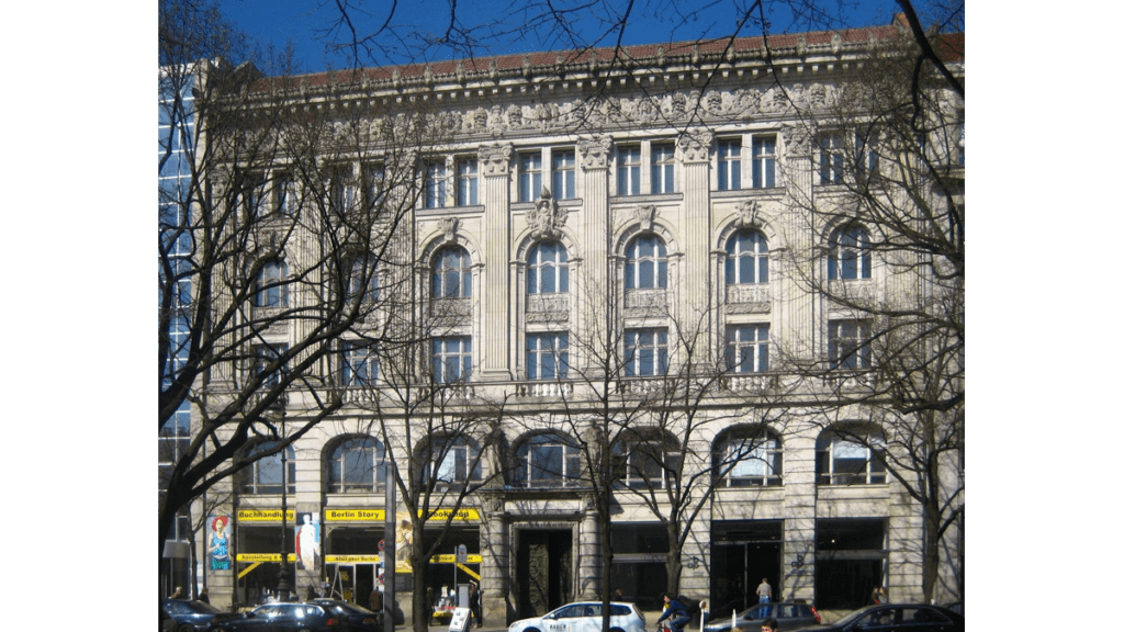 Die Fassade des geschichtsträchtigen Verwaltungsgebäudes Unter den Linden 40 - das Französische Palais