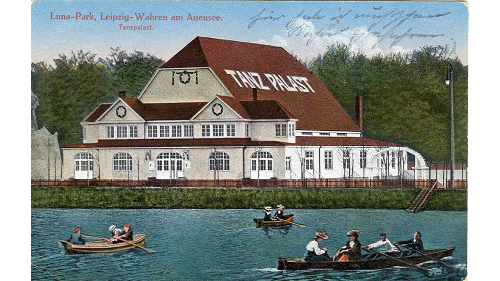 Eine gezeichnete historische Postkarte aus dem letzten Jahrhundert, die einen Tanzpalast am Ufer des Auensees im Lunapark zeigt