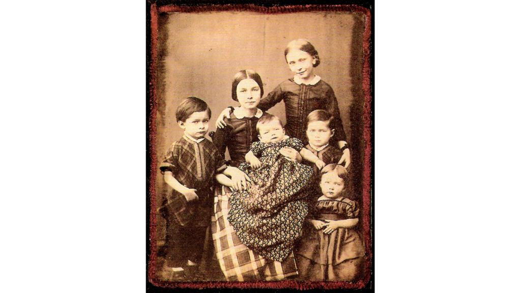 Eine originale Fotografie von sechs der acht Kindern von Clara und Robert Schumann