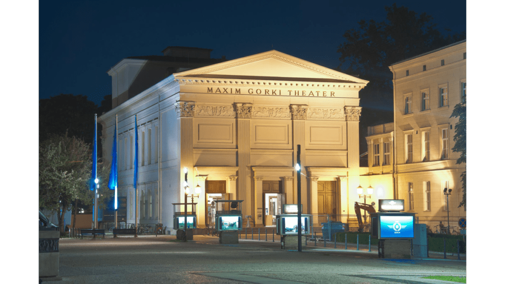 Der klassizistische Bau des Maxim Gorki Theaters in Berlin, angestrahlt bei Nacht