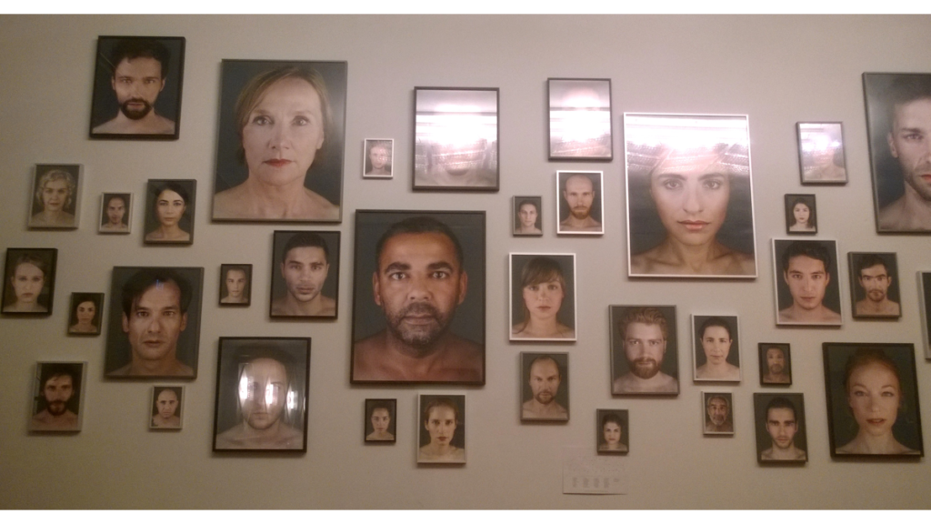 Eine Wand mit Fotografien der Gesichter aktueller und ehemaliger Schauspieler im Maxim Gorki Theater