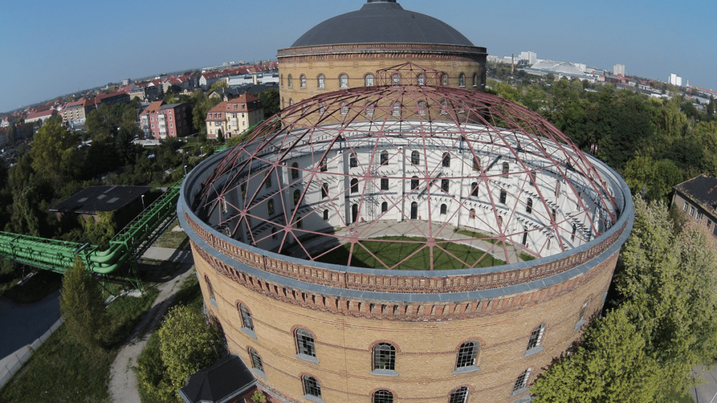 Der Blick von oben auf die runde Arena am Panometer in Leipzig