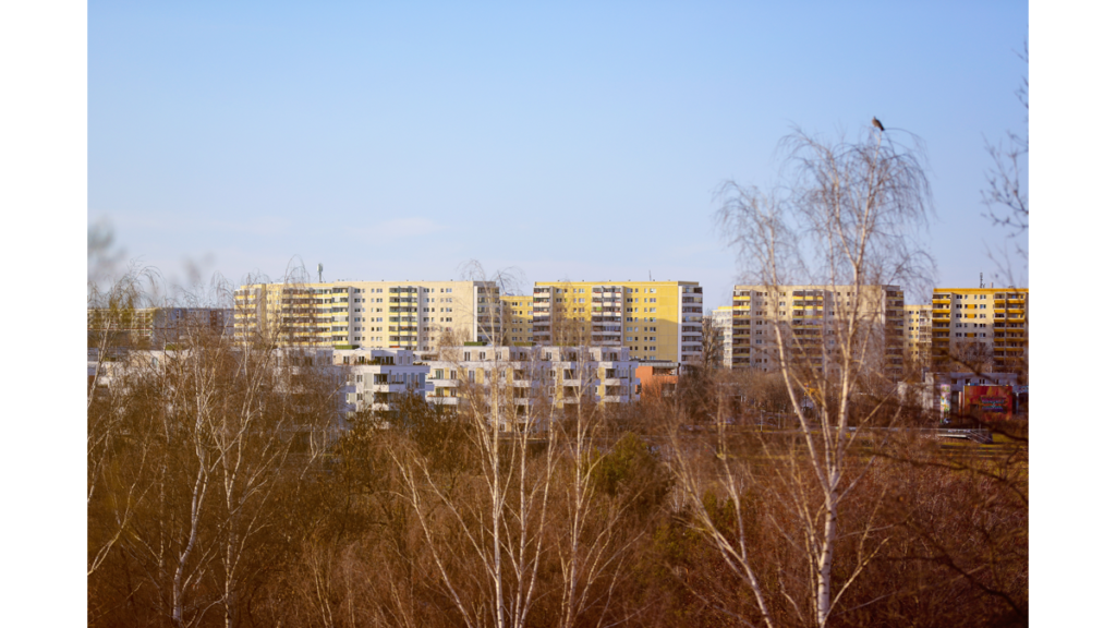 Die Hochhäuser von Berlin-Marzahn von den "Gärten der Welt" aus gesehen