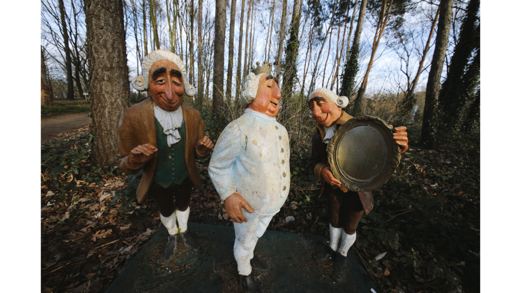 Drei Märchenfiguren im Märchenwald in den "Gärten der Welt"