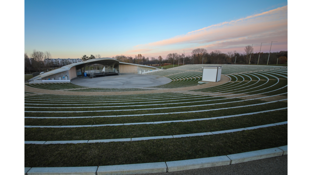 Das Stadion mit ringförmig angelegten Zuschauerreihen in den Parkanlagen der Gärten der Welt