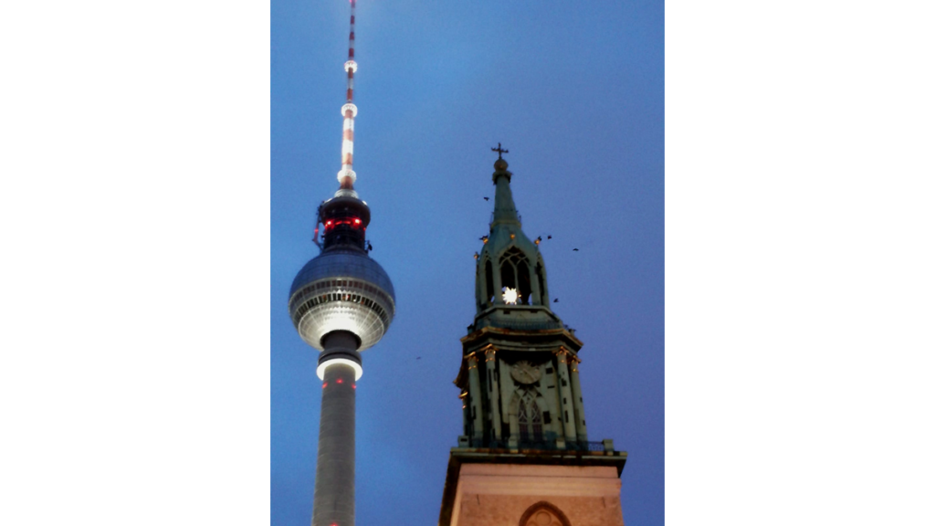 Die Spitze des Berliner Fernsehturms neben der Turmspitze der St.Marienkirche