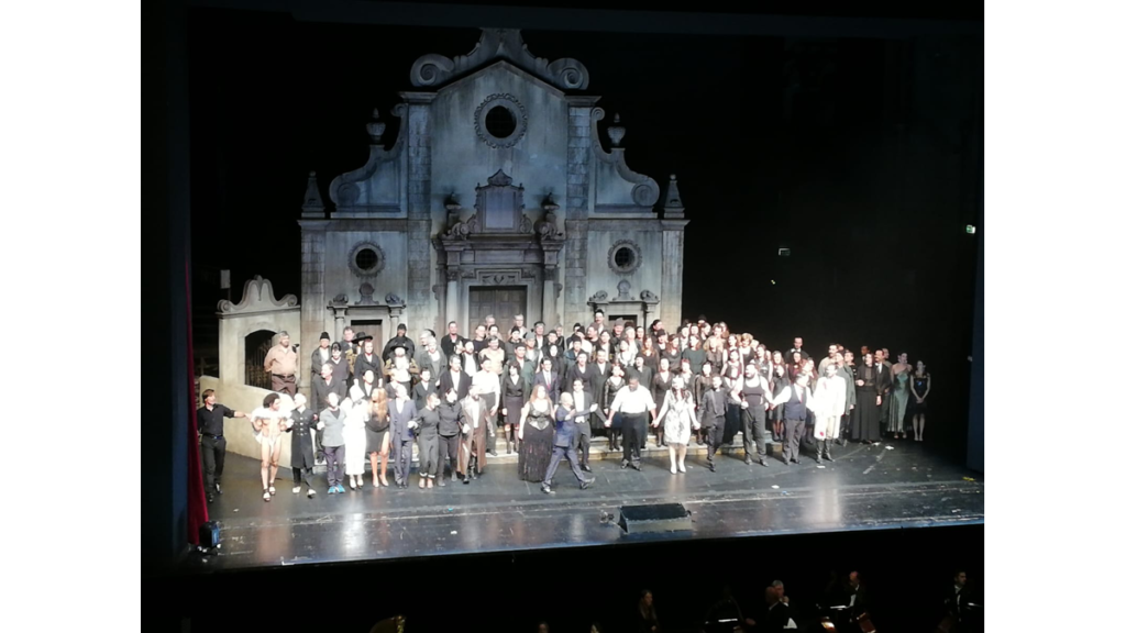 Auf der Bühne der Deutschen Oper hat sich das Ensemble nach Ende der Oper versammelt.