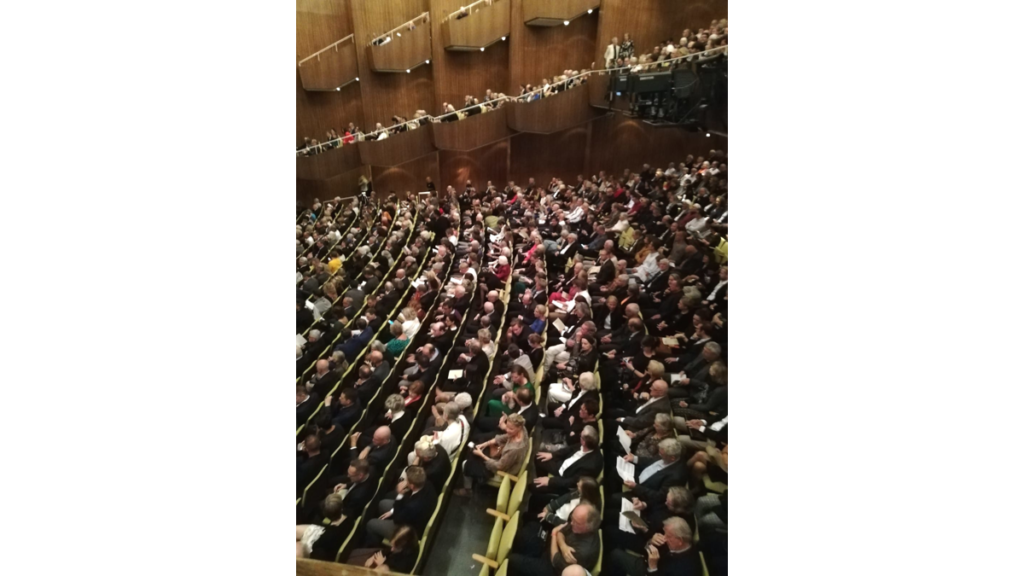Der Blick von einer der seitlichen Logen der Deutschen Oper in das Publikum