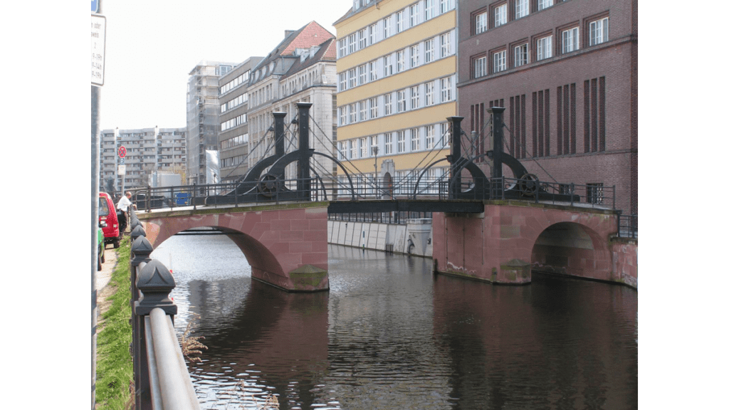 Die Jungfernbrücke – Berlins älteste Spreebrücke. In der Mitte kann sie mit Hilfe eisener Bögen und Räder hochgeklappt werden.