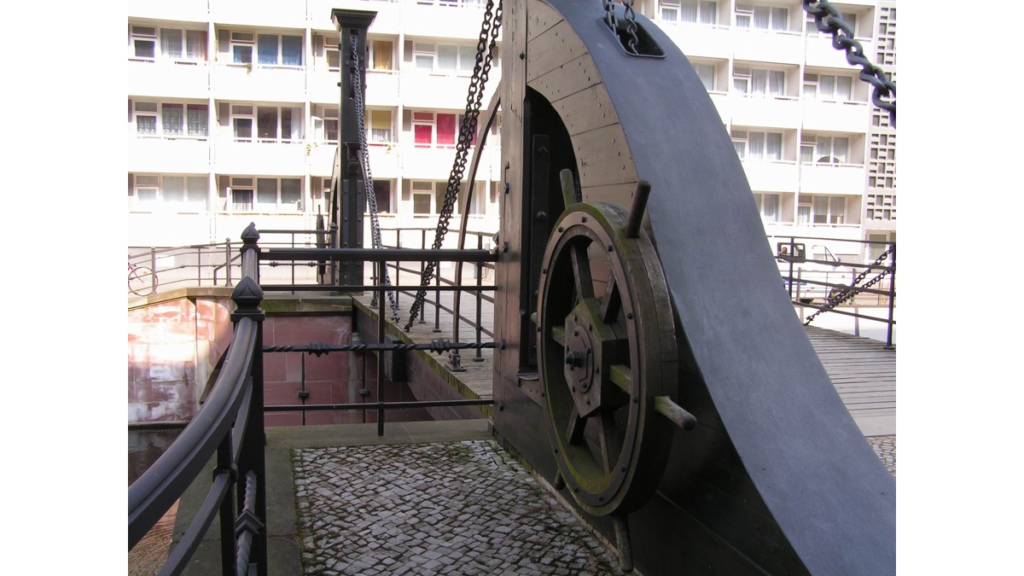 Eine Detailansicht des Spillrads der Jungfernbrücke mit dem Bogenkasten