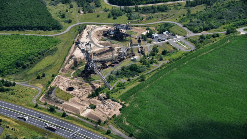 Ein Luftbild des Bergbau-Technik-Parks in Leipzig mit dem riesigen Schaufelradbagger