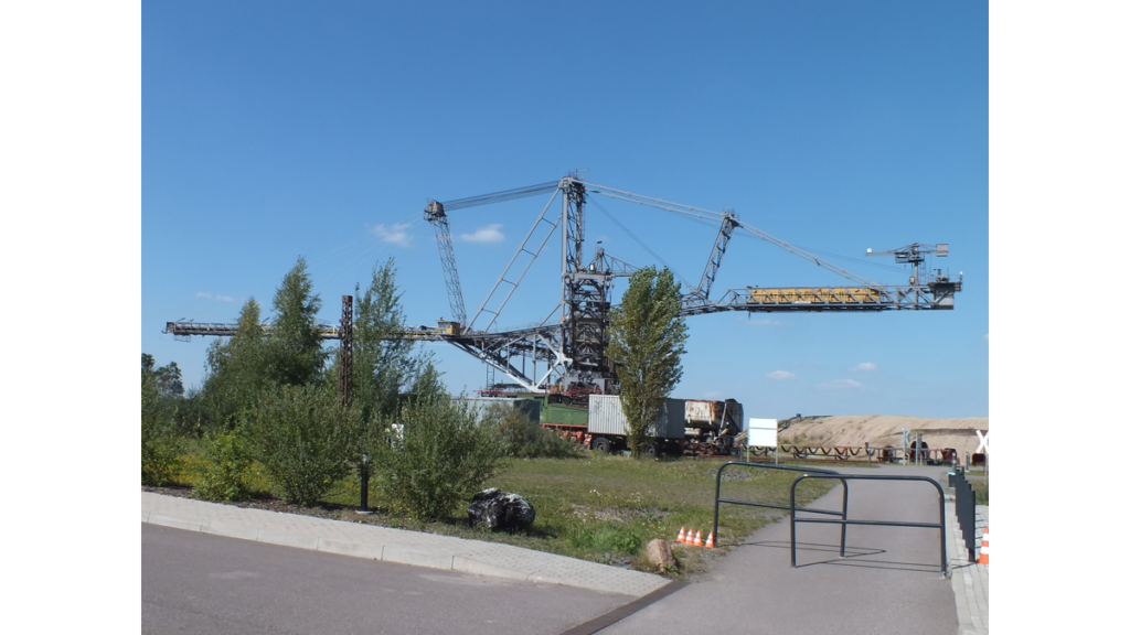 Der ausgediente `Bandabsetzer´ im Bergbau-Technik-Park Leipzig, eine riesige Stahlkonstruktion