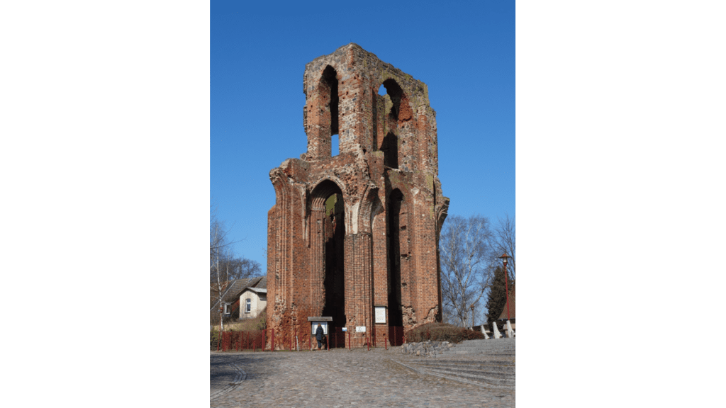 Die zweistöckige Ruine des Prämonstratenser-Klosters Gramzow in der Uckermark