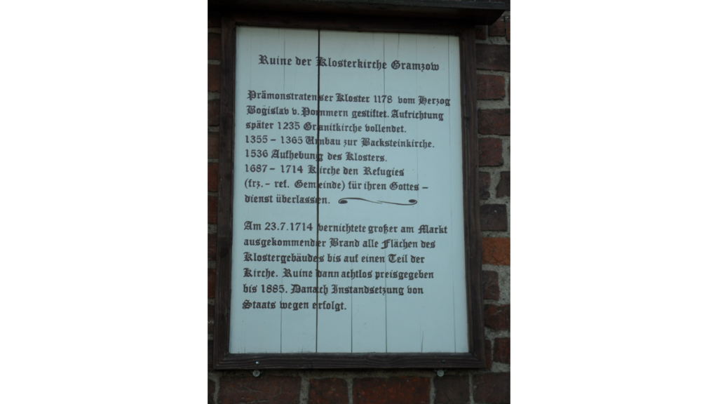 Eine Tafel an der Ruine der Klosterkirche Gramzow, auf der wichtige historische Daten stehen