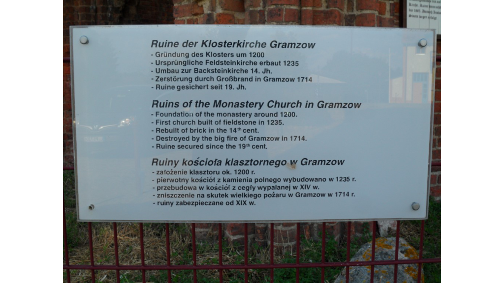 Eine Tafel vor der Klosterkirche liefert essentielle Daten zur Ruine