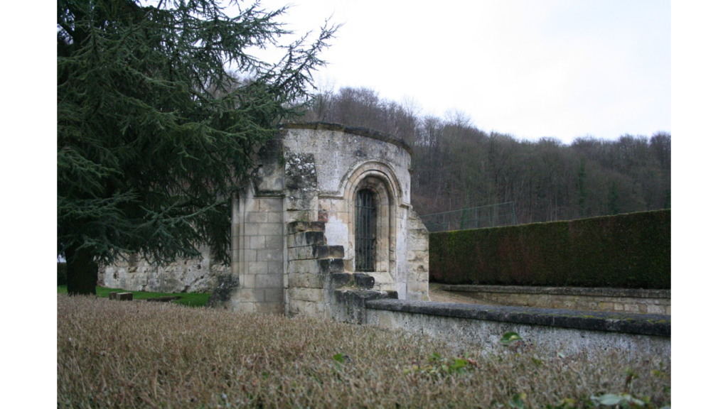 Die kleine, runde Ruine einer Kapelle - die einzigen Überbleibsel der mittelalterlichen Abtei Prémontré