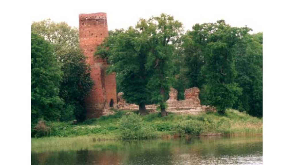 Die Ruine der Burg Blankenburg mit dem Turm und einen Rest der Außenmauern am Ufer des Sees